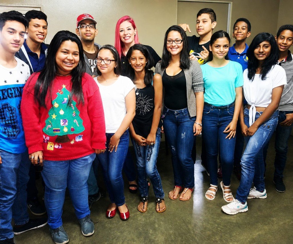 Profesores y adolescentes de English Field en la etapa presencial